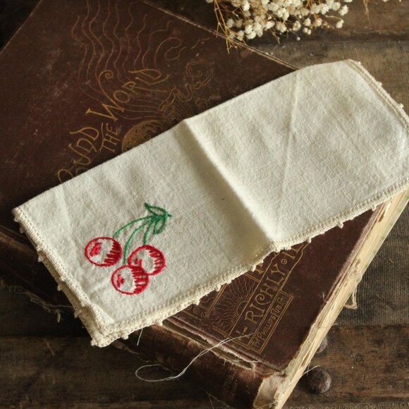 Vintage 1950s Napkin, Ivory Linen Embroidered with Cherries Doily - Picture 10 of 13